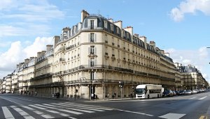 Au cœur de Paris, l’immeuble haussmannien s’impose comme une icône de l’urbanisme et de l’architecture française. Fruit d’une refonte complète de la capitale orchestrée sous Napoléon III et le baron Haussmann, ce style architectural a redéfini la morphologie urbaine tout [&hellip;]