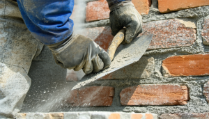 Dans le domaine du bâtiment, le choix du mortier est un aspect technique essentiel qui influe directement sur la durabilité et la qualité des constructions. Entre les mortiers classiques et le mortier bâtard, les spécificités sont nombreuses et souvent méconnues, [&hellip;]