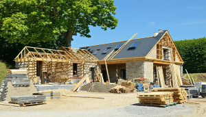 Au cœur du Pays de Fougères, un vent nouveau souffle sur la construction. Écobatys, figure emblématique de l&rsquo;écoconstruction et du développement durable en Bretagne, ouvre ses portes au public. L&rsquo;objectif est clair : faire découvrir un savoir-faire innovant et respectueux [&hellip;]