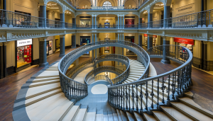 Au cœur de l’emblématique magasin Fortnum & Mason, une prouesse architecturale et technique s’est matérialisée en 2025 : la construction d’un escalier à double hélice sur trois étages. Ce projet d’envergure illustre parfaitement la fusion entre innovation et tradition, mêlant [&hellip;]