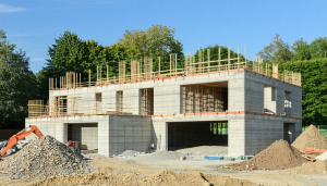 En Île-de-France, un souffle nouveau traverse le monde de la construction. La terre crue, matériau millénaire presque oublié, refait surface en réponse aux défis environnementaux, sociaux et économiques actuels. Ce regain d’intérêt ne se limite pas à une simple nostalgie, [&hellip;]