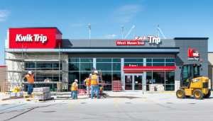 Green Bay s&rsquo;apprête à accueillir une nouvelle enseigne incontournable avec l&rsquo;ouverture imminente d&rsquo;un nouveau Kwik Trip sur West Mason Street. Ce projet, en pleine phase de construction, suscite l&rsquo;intérêt et les attentes des résidents locaux. Situé dans le 1000 bloc [&hellip;]